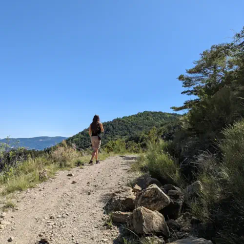 Une femme fait une randonnée dans la Drome provençale